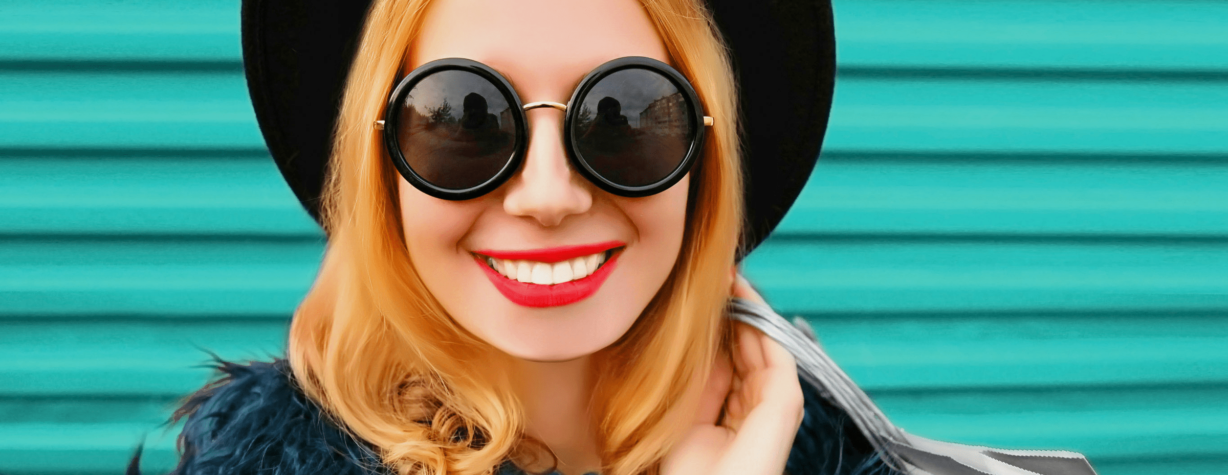woman blonde lunette accueil-min